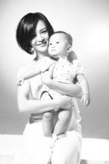 组图：刘孜带宝宝“卖萌”四连拍 展甜美辣妈气质