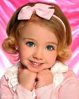 组图：3岁女童获近百选美冠军萌翻网友