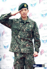 组图：金泰熙弟弟李莞今日光荣退役