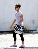 组图：杰西卡-阿尔芭产后积极恢复 塑身运动装亮相