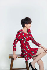 组图：主播紫檀写真大秀美腿  一展时尚英伦风