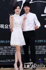 组图：李钟硕尹相铉再合作 挽手飞吻欢乐多