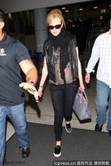 组图：基德曼全黑装扮亮相 墨镜遮面潮味足