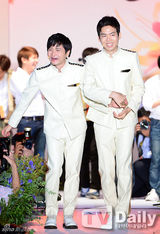 组图：韩导与同性恋人高调完婚 河莉秀等道贺