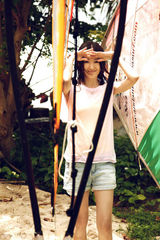 组图：童瑶夏日写真T恤热裤清凉