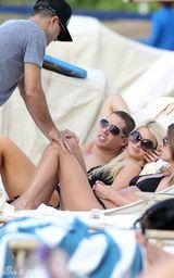 高清组图：帕丽斯-希尔顿夏威夷海滩戏水秀双波