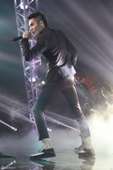 组图：范世琦居来提烟熏妆容翻唱EXO-M《MAMA》