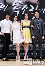 组图：李钟硕尹相铉再合作 挽手飞吻欢乐多