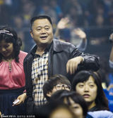 组图：李宇春上海开唱遭男舞者抱 父母首度现身