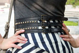 组图：贾青街拍LOOK 条纹半身裙搭潮包