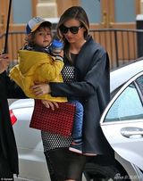 组图：米兰达摩登装扮牵子出街 弗林抱水杯呆萌