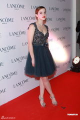 组图：艾玛-沃特森性感现身香港