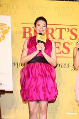 组图：张榕容露美背代言 欲挑战古惑女角色