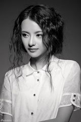 组图：张芷溪波浪卷黑白大片 蕾丝平添淡雅女人味