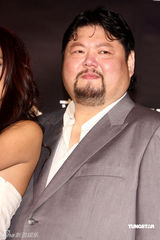 《混混天团》首映 众姝竞艳立威廉秀腹肌(组图)