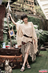 组图：戴佩妮摩登吉普赛写真 复古红唇秀美腿