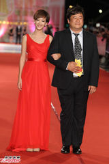 组图：孟耿如红裙惹火亮相金钟红毯