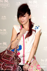 高清图：王心凌短裙走秀 大摆可爱姿势展青春活力