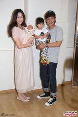 组图：陈浩民太太出院 一家四口亮相乐融融