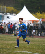 高清图：金俊秀任队长帅气踢球 金贤重等首场热身赛