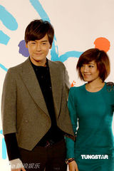 幻灯图集：王菲再现招牌烟熏妆 刘嘉玲黄色唐装雷人