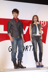 组图：吴尊牛仔装出席活动 谈及生日感动不已