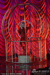 组图：Rita Ora撑黑伞演出 红色蕾丝连身裤秀身段