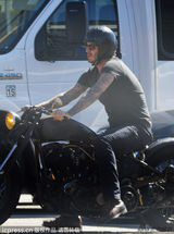 组图：贝克汉姆骑机车外出 黑色酷装秀手臂纹身