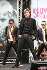 组图：罗志祥高空悬坐 与女舞伴大跳求爱舞