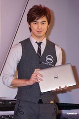 组图：陈柏霖视频聊天维系感情 工作中过白色情人节