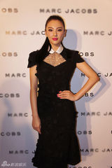 组图：张雨绮香港出席活动 脚踩高跟鞋无孕相