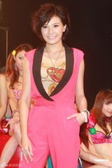 组图：特约演员性感亮相《一路向西》媒体探班