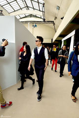 组图：韩庚巴黎看秀 优雅装扮型男魅力尽显