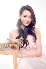 组图：宁丹琳登时尚杂志 清雅妩媚与宠物接触