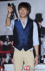 组图：韩国组合神话两人一组3地办签名会谢粉丝