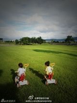 组图：微镜头下的小小志 呆萌可爱完胜童颜老爸