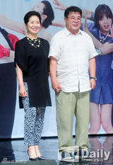 组图：金镇佑携手李英恩亮相《忍无可忍》发布