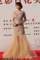 组图：李蜜现身金鸡百花红毯 裙装淡雅身材娇俏