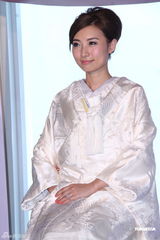 组图：TVB女星陈爽穿日式礼服结婚 强调自己很爱国