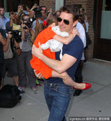 组图：汤姆-克鲁斯离婚后首探爱女 遭狗仔围堵