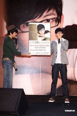 组图：胡夏趁胜追击推新辑 戴爱玲为其发片站台