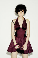 幻灯图：刘孜V领性感写真 短发造型酷劲十足