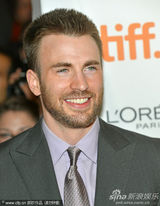 《亚瑟-纽曼》多伦多首映 艾米丽白裙高贵优雅