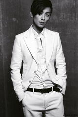 组图：朱亚文最新时尚写真曝光 硬汉变身雅痞