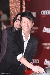 高清图：李心洁秀粉嫩香肩 韩庚清爽帅气