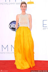 组图：艾美奖红毯 莱斯利-曼恩拼接礼服亮相