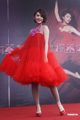 高清组图：杨丞琳喜气洋洋发新碟 裸肩上阵无惧寒流