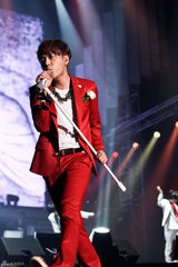 高清组图：韩组合BEAST巡演首尔站火爆开唱激情来袭