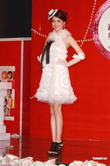 组图：吴千语首走婚纱秀坦言享受浪漫气氛