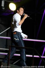 组图：谢霆锋献唱演唱会 蔡依林露胸垫上下走光